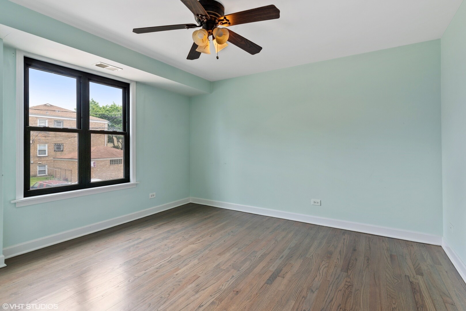 Building Photo - 2545 W Catalpa Ave