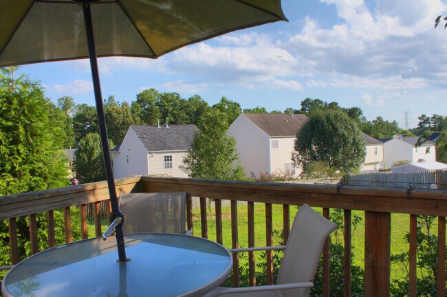 Building Photo - 3-bedroom House with Fenced-in Backyard Available on Sep 14th