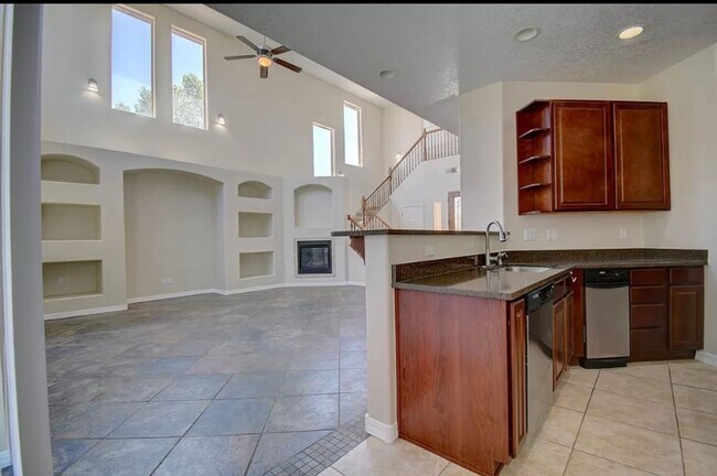 Building Photo - COMING SOON Large 5 Bedroom home with loft...