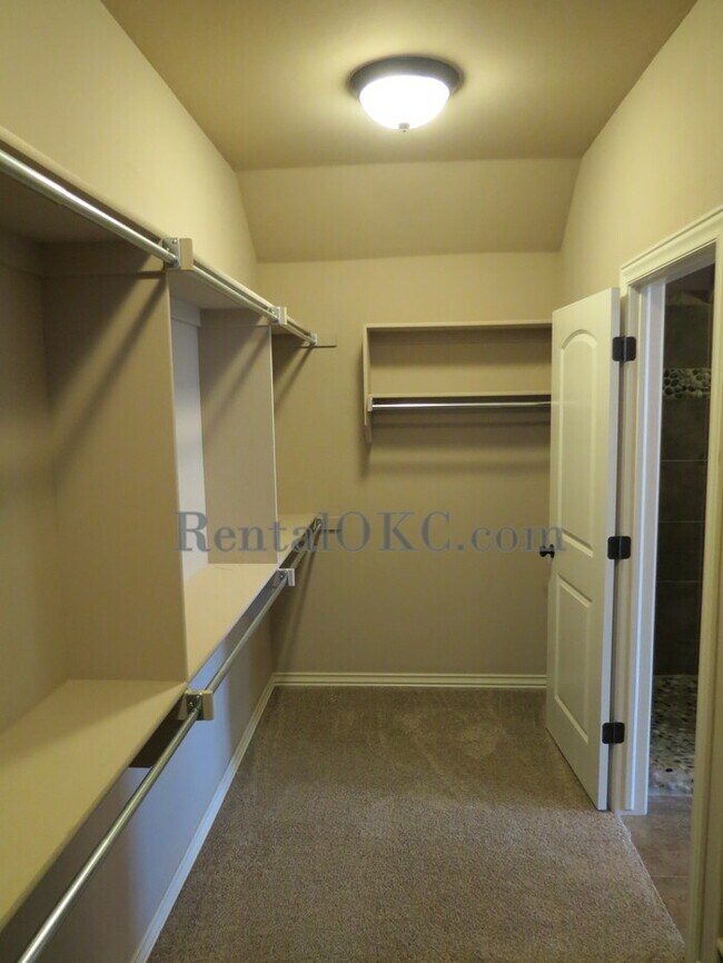 Building Photo - Stunning 3 Bed/2 Bath with office with bea...