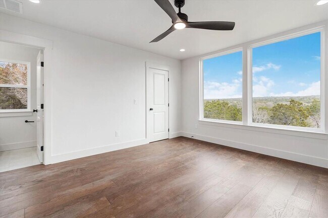 Building Photo - 114 Shady Bluff Dr