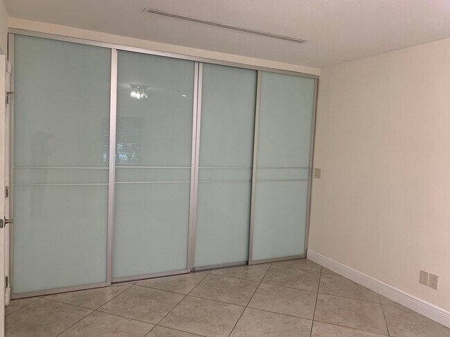 Building Photo - 2016-2018 NE 14th Ct