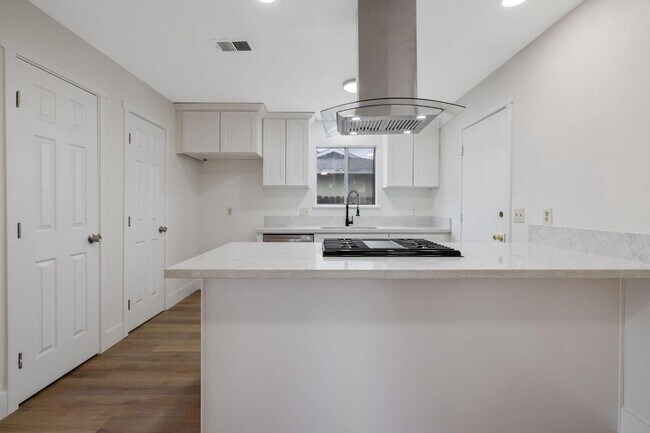 Building Photo - UPDATED CLOVIS HOME