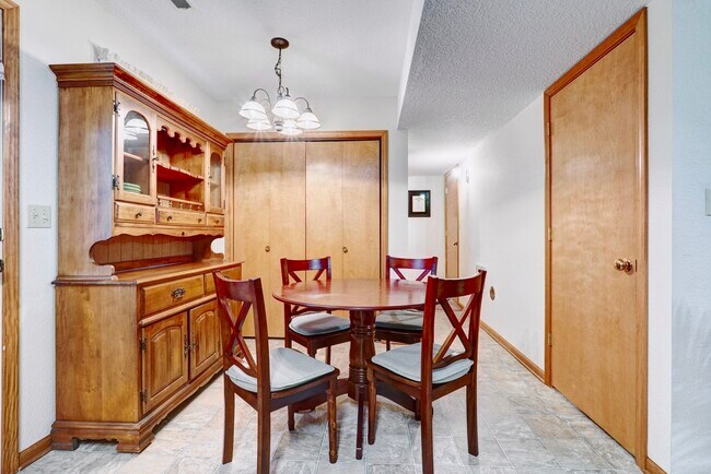 Building Photo - 3410 Zinnia Dr