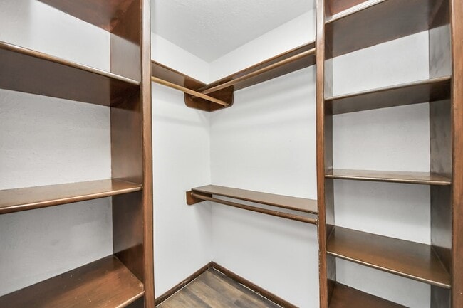 Building Photo - 616 S Rivershire Dr