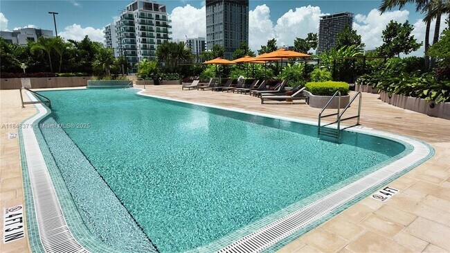 Building Photo - 700 NE 24th St