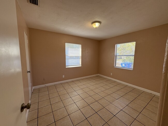 Building Photo - Charming 2-Bedroom Home in St. Petersburg'...