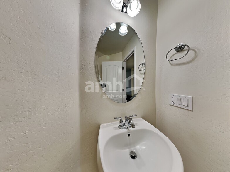 Building Photo - 4152 E Vest Ave