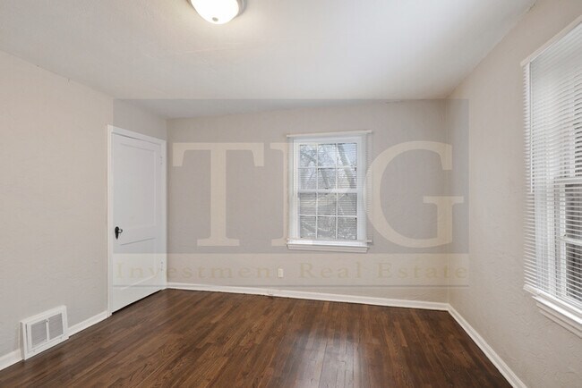Building Photo - Newly Renovated, Pet Friendly Home in KCMO!