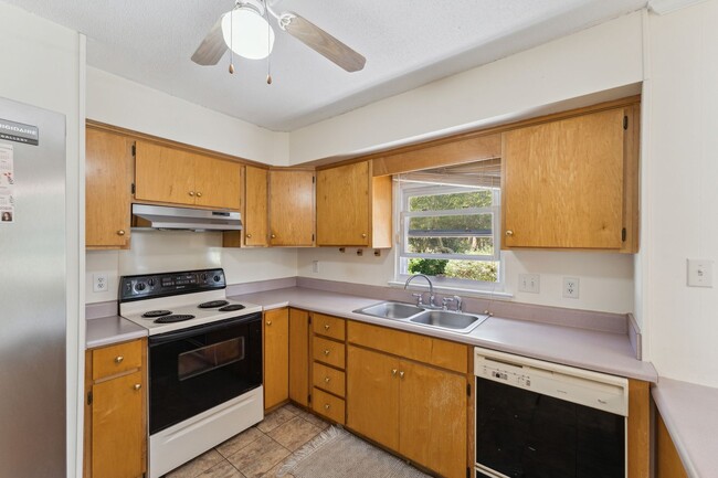 Building Photo - AVAILABLE NOW! (Pet Friendly)