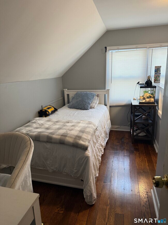 Building Photo - 507 Queen St