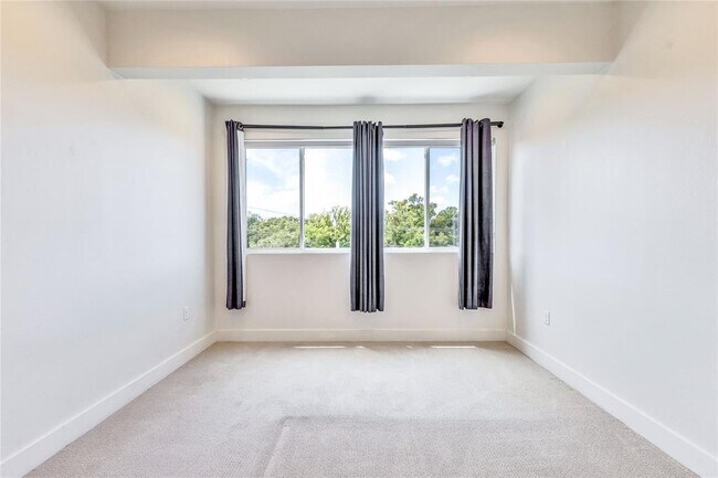 Building Photo - 604 N Bluff Dr