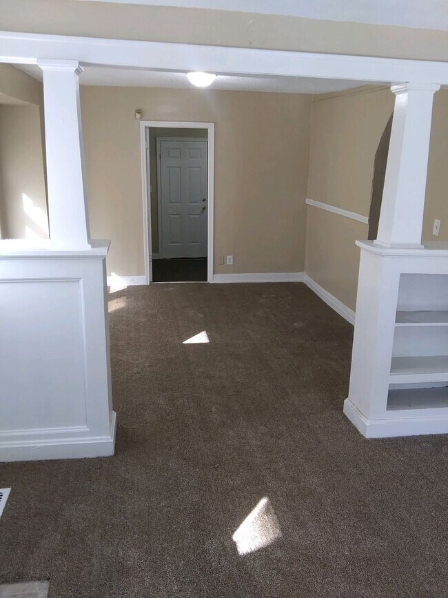 Building Photo - Large 2 bedroom $1000.00
