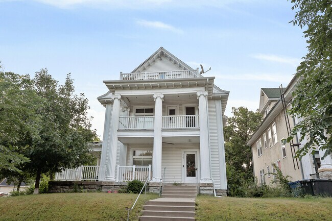 Building Photo - 515 W 25th St