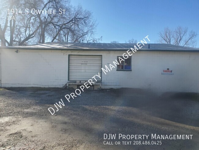 Building Photo - Huge Storage Unit w/Garage Door Access!