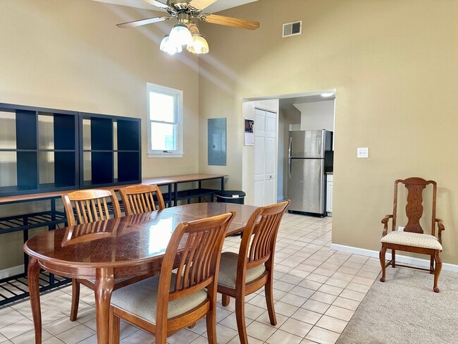 Building Photo - 4 Bed + 2 Bath - Screened in Porch! Pets W...
