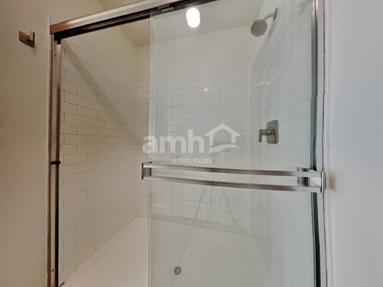 Building Photo - 1029 N Barkvine Ave