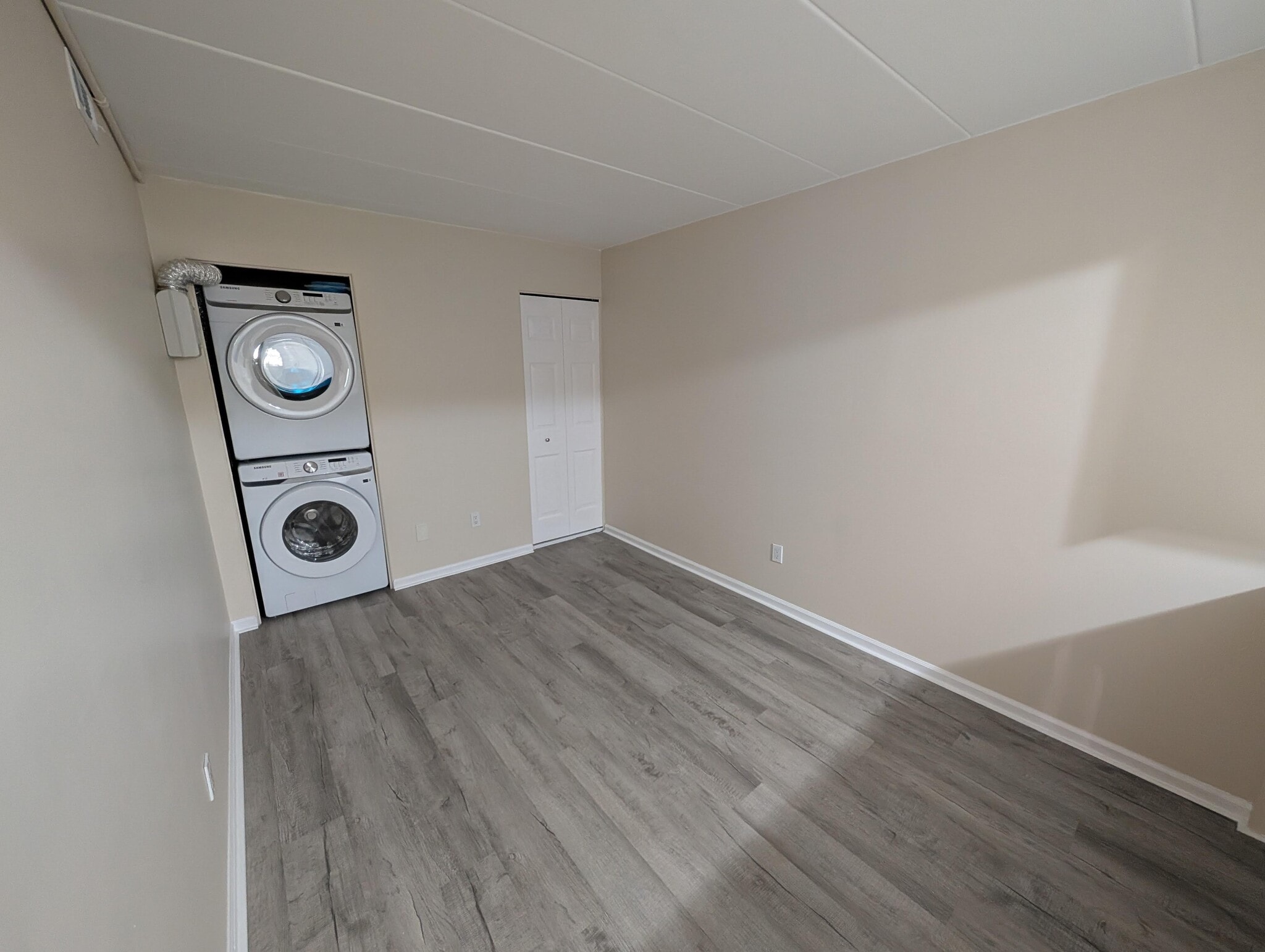 Den - 15 Sunbury Ct