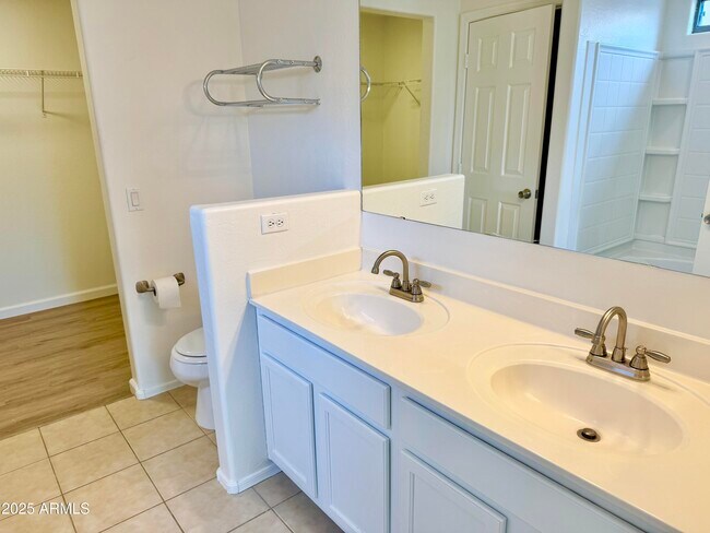 Building Photo - 2436 E Meadow Creek Way