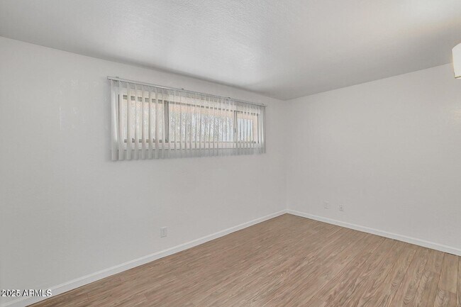 Building Photo - 1526 W Huntington Dr