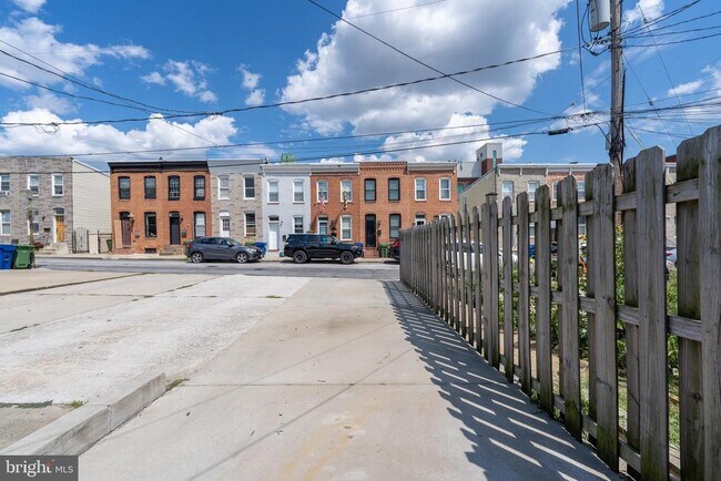 Building Photo - 1825 Light St
