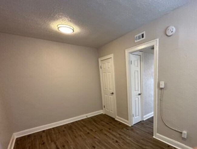 Building Photo - ***MOVE-IN SPECIAL***  Pet Friendly - Comp...