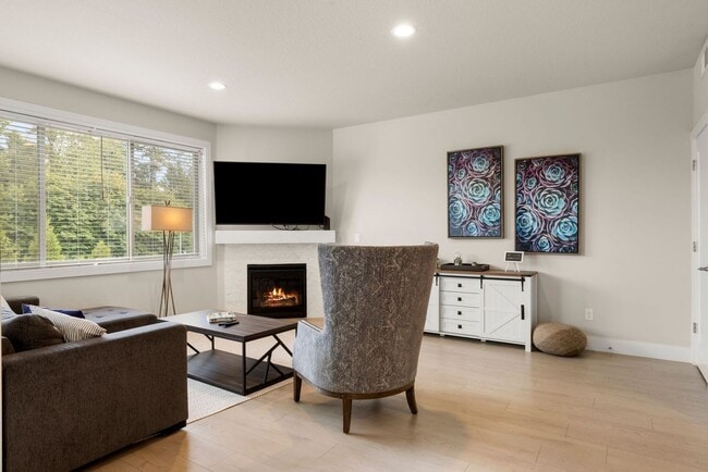 Building Photo - Upscale Three Bedroom