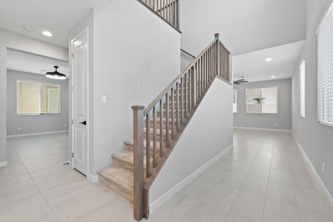 Building Photo - Stunning 3 Bedroom Home with SOLAR in Skye...