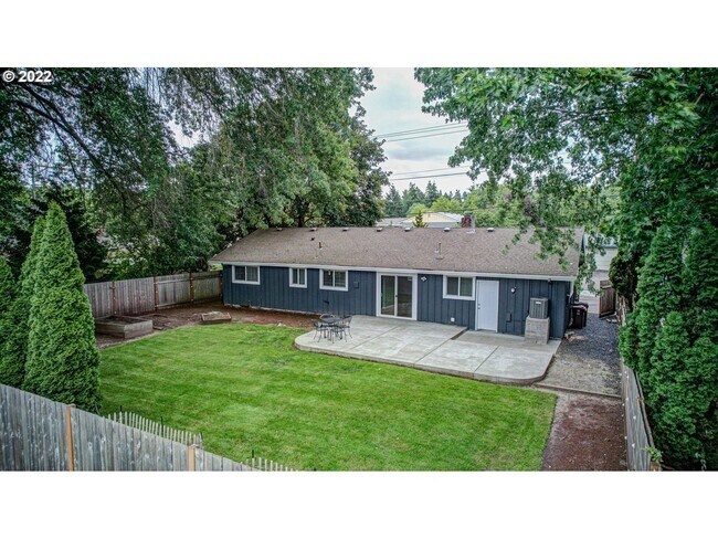 Building Photo - Lovely Ranch style home with park like rear fenced yard, Commonwealth lake Park just around the c...