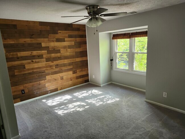 Building Photo - 203 Oak Hollow Ct