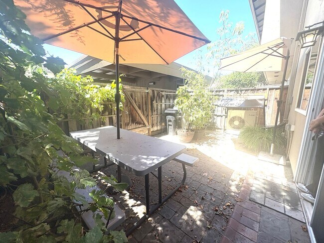 Building Photo - Charming Townhouse in Prime South San Jose