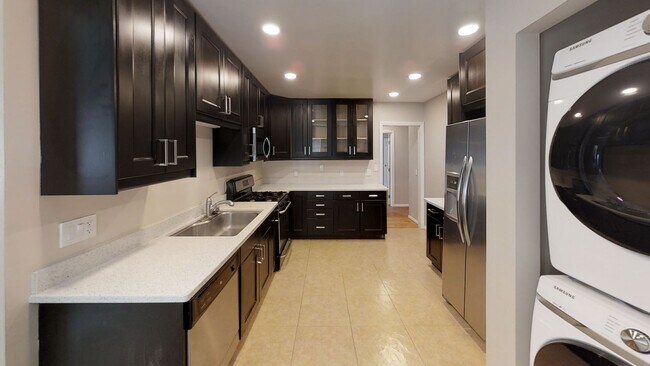 Building Photo - 5 Bed / 3 Bath on Rockford Dr (Large Rooms & Backyard) – Walk to Campus!!