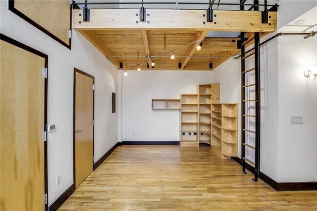 Building Photo - 411 Brazos St