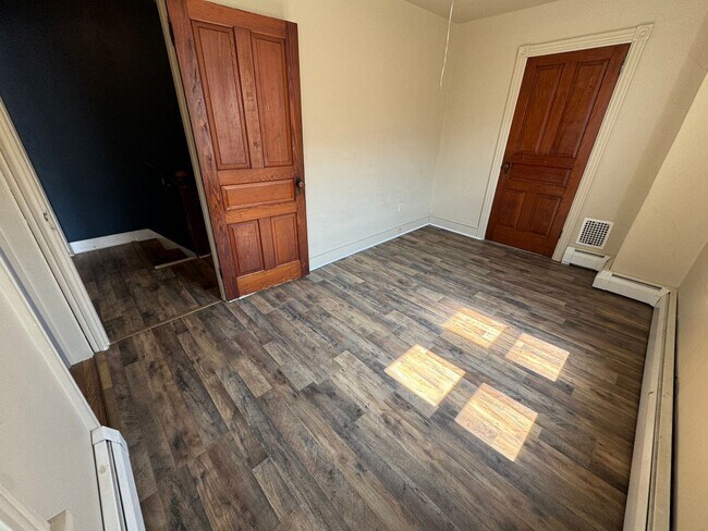 Building Photo - THREE BEDROOM/ONE BATH TWIN