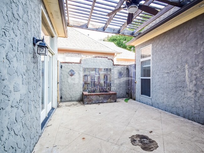 Building Photo - 2406 Lake Garden Dr