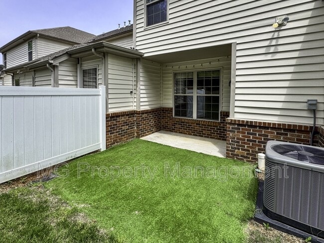 Building Photo - 2056 Oxford Heights