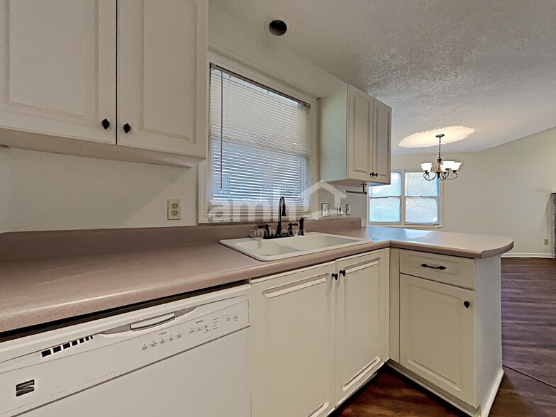 Building Photo - 3705 Stoneridge Dr