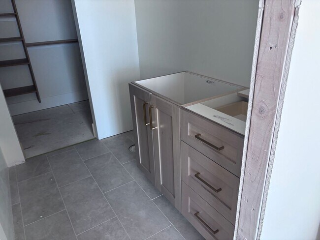 Building Photo - Beautiful 2 story with 6 bedrooms and swimming pool