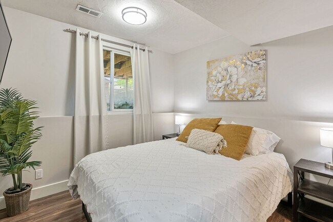 Building Photo - 5491 Saguaro Dr