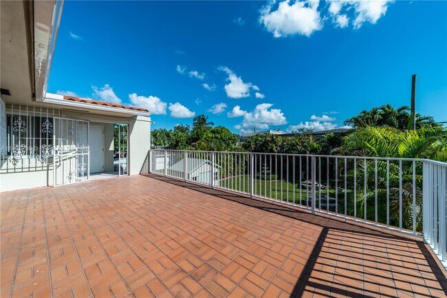 Building Photo - 23 NW 33rd Ave