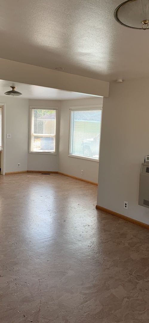 Building Photo - PRELEASE: 5bdrm/2bath, on-site laundry and...