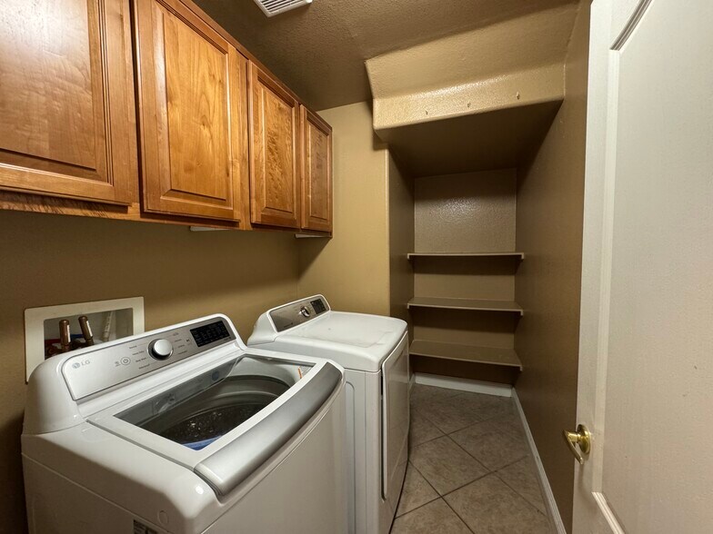 laundry room - 8799 Horizon Wind Ave