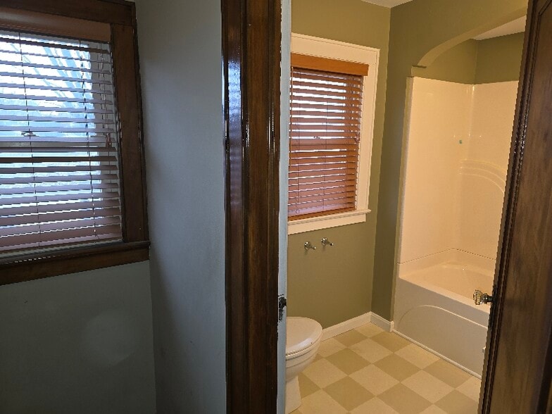 Building Photo - 727 S Rotherwood Ave