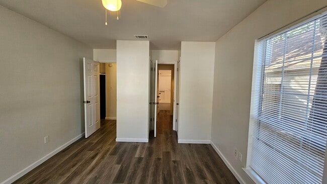 Building Photo - 406 Parkwood Pl