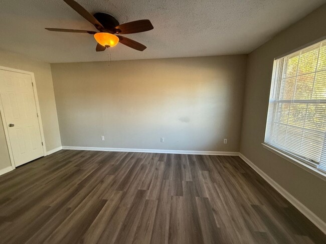 Building Photo - Spacious corner lot with a private backyard- Available 4/10!!