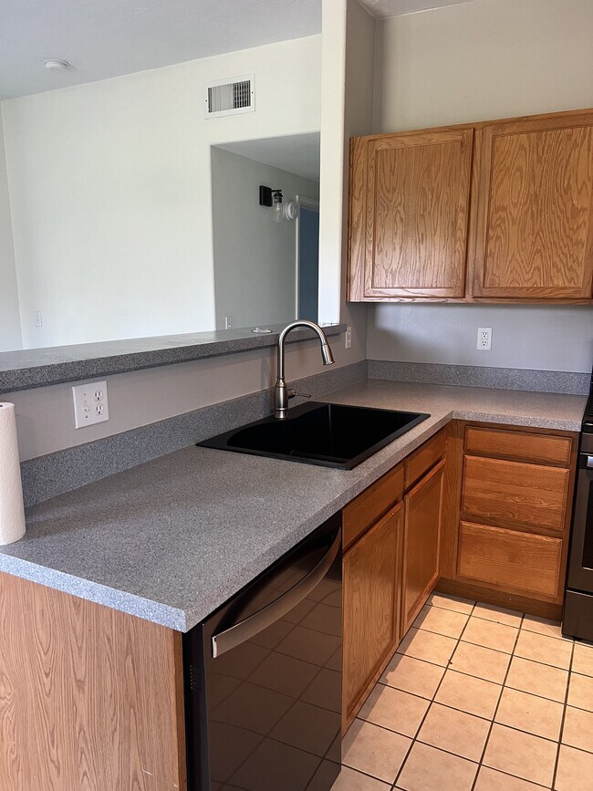 Building Photo - 5427 S Dover St