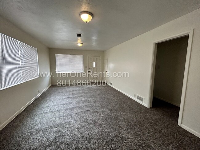 Building Photo - This property offers a NO DEPOSIT option available for qualified renters!