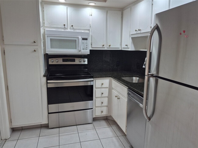 Building Photo - 3100 N Palm Aire Dr