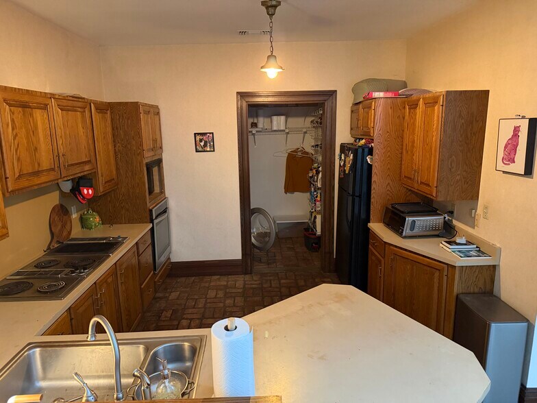 Building Photo - 261 Averill Ave