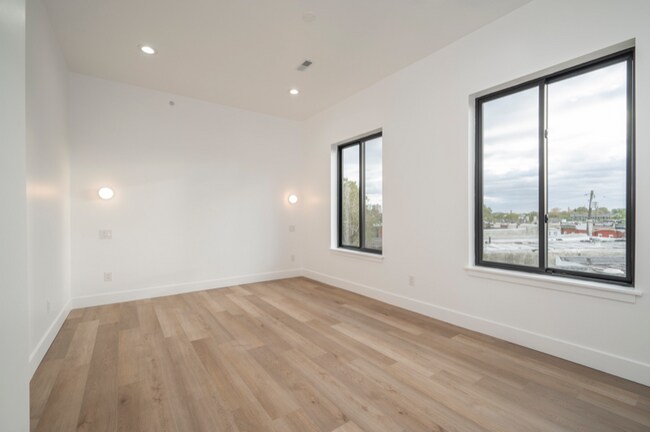 Building Photo - 4432 Lancaster Ave